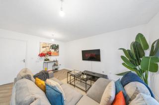 Cozy Two Bedroom House with Driveway Parking & Garden - 0