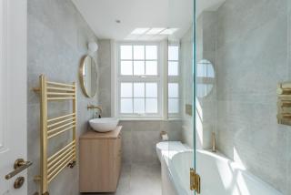 Modern 3BD Home with Garden West London - 4