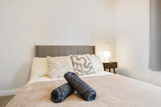 Cozy Two Bedroom House with Driveway Parking & Garden - 5