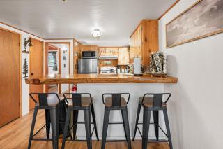 Peregrine Chalet - Hot Tub, Walk to Slopes, Shuttle, Fenced Yard, BBQ - 7