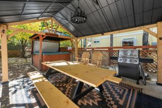 Peregrine Chalet - Hot Tub, Walk to Slopes, Shuttle, Fenced Yard, BBQ - 6