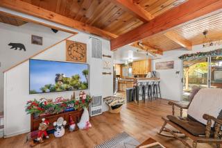 Peregrine Chalet - Hot Tub, Walk to Slopes, Shuttle, Fenced Yard, BBQ - 4