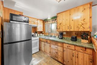 Peregrine Chalet - Hot Tub, Walk to Slopes, Shuttle, Fenced Yard, BBQ - 3