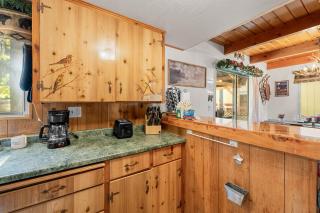 Peregrine Chalet - Hot Tub, Walk to Slopes, Shuttle, Fenced Yard, BBQ - 2