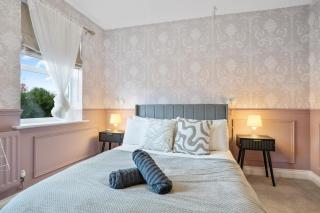 Cozy Two Bedroom House with Driveway Parking & Garden - 1