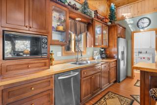 The Getaway Chalet - Walk to Slopes & Golf Course, Ping Pong, Fireplace, Deck - 3