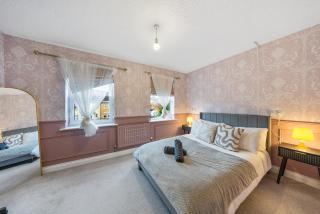 Cozy Two Bedroom House with Driveway Parking & Garden - 2