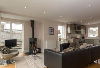 Celandine lakeside house, swimming pools & spa - 0