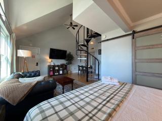 Cozy Loft - Walk to Broadway - Free Gated Parking - 5