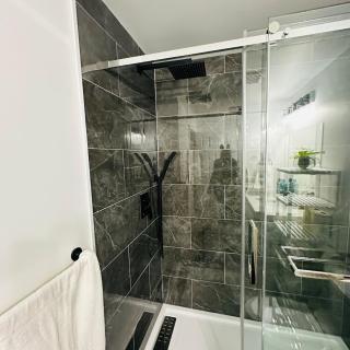 Modern Basement Suite near West Edmonton Mall - 4