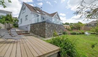 Rooftops Braunton, Stylish Beach House - Fantastic Views - Hot Tub hire - Sleeps 8 - 9