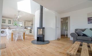 Rooftops Braunton, Stylish Beach House - Fantastic Views - Hot Tub hire - Sleeps 8 - 8