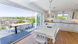 Rooftops Braunton, Stylish Beach House - Fantastic Views - Hot Tub hire - Sleeps 8 - 6