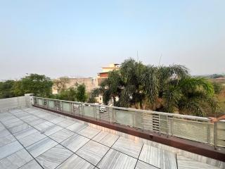 Peaceful & Spacious 5BHK Villa with Balcony & Parking - 7