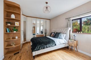 Meadow House with Driveway Parking, Spacious Garden, Fast Wifi and Smart TVs by Yoko Property - 9