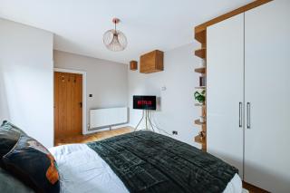 Meadow House with Driveway Parking, Spacious Garden, Fast Wifi and Smart TVs by Yoko Property - 8