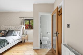 Meadow House with Driveway Parking, Spacious Garden, Fast Wifi and Smart TVs by Yoko Property - 7