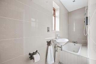 Meadow House with Driveway Parking, Spacious Garden, Fast Wifi and Smart TVs by Yoko Property - 5