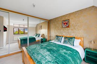 Meadow House with Driveway Parking, Spacious Garden, Fast Wifi and Smart TVs by Yoko Property - 3