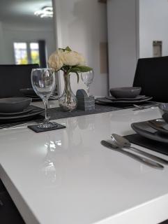 Modern Four Bedroom House near Attractions, Stadium, Town Centre, Parks and Lake - Sky n Netflix - Convenient Transport - 0