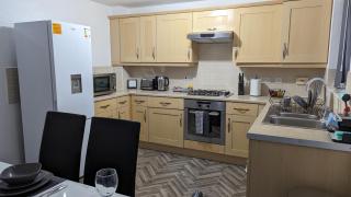 Modern Four Bedroom House near Attractions, Stadium, Town Centre, Parks and Lake - Sky n Netflix - Convenient Transport - 6