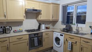 Modern Four Bedroom House near Attractions, Stadium, Town Centre, Parks and Lake - Sky n Netflix - Convenient Transport - 3