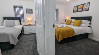 Modern Four Bedroom House near Attractions, Stadium, Town Centre, Parks and Lake - Sky n Netflix - Convenient Transport - 8