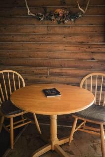 HONEYSUCKLE - Rustic cabin for 2 in Oak Creek Canyon - 2