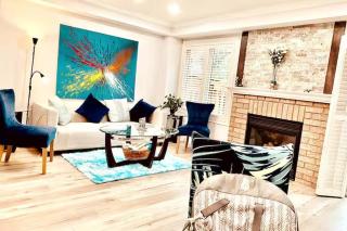 House of 3 Bed 3 Wash-Crib-King Bed-85' TV-Wrkspce - 6