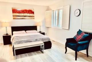 House of 3 Bed 3 Wash-Crib-King Bed-85' TV-Wrkspce - 5