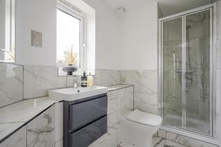 2 Luxurious Apartments with Free Parking near Chelmsford City - 9