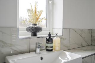 2 Luxurious Apartments with Free Parking near Chelmsford City - 6