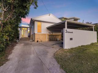 3 Moffat Beach Holiday House - 2