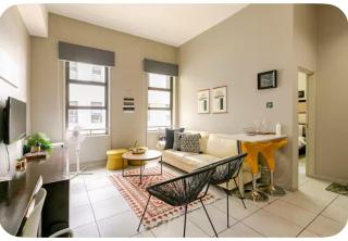 Lovely Rosebank 1-bedroom condo with pool & cinema - 0