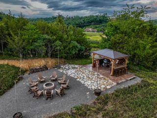 "Among the Wildflowers" Scenic Treehouse Getaway in Sevierville w 20ft Slide & 2 Private Decks - 2