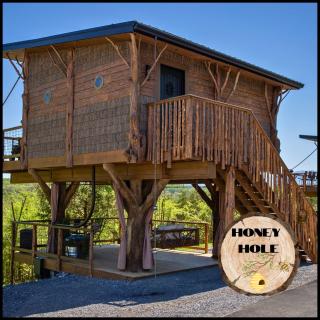 "Honey Hole" Romantic Treehouse Getaway Near Pigeon Forge - Indoor & Outdoor Soaking Tub - 1