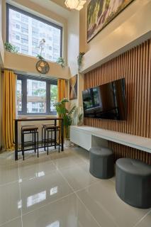 Modern & Spacious Loft-Style Condo near Airport - 9