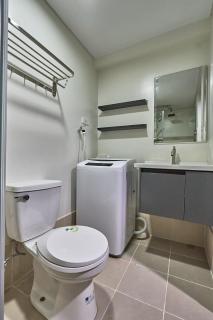 Modern & Spacious Loft-Style Condo near Airport - 8