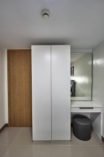 Modern & Spacious Loft-Style Condo near Airport - 4