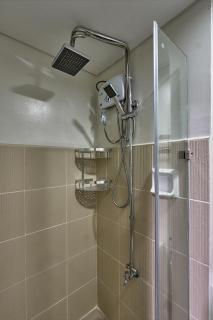 Modern & Spacious Loft-Style Condo near Airport - 2