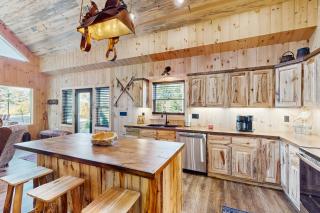 Spur n Arrow Cabin - 4