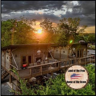 "Land of the Free, Home of the Brave" Double Luxury Treehouse for 12 Near Dollywood & Pigeon Forge - 9