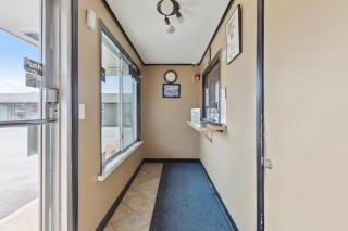 Currys Motel by OYO Saginaw MI - 4