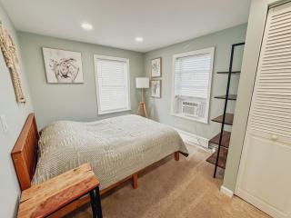 Ultra Modern - Entire 3 Bedroom Apartment - 5 min walk to the Beach - 6