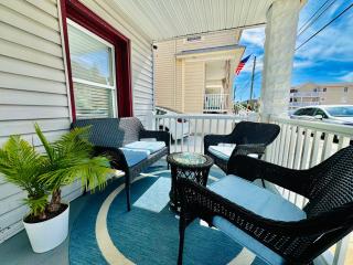 Ultra Modern - Entire 3 Bedroom Apartment - 5 min walk to the Beach - 4