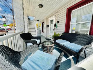 Ultra Modern - Entire 3 Bedroom Apartment - 5 min walk to the Beach - 3