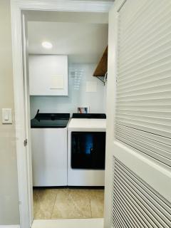 Ultra Modern - Entire 3 Bedroom Apartment - 5 min walk to the Beach - 2