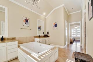 Tesla-Charger TX Medical Ctr Sleeps 7 5 beds - 5