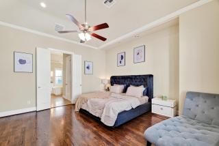 Tesla-Charger TX Medical Ctr Sleeps 7 5 beds - 1