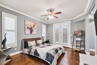 Tesla-Charger TX Medical Ctr Sleeps 7 5 beds - 2